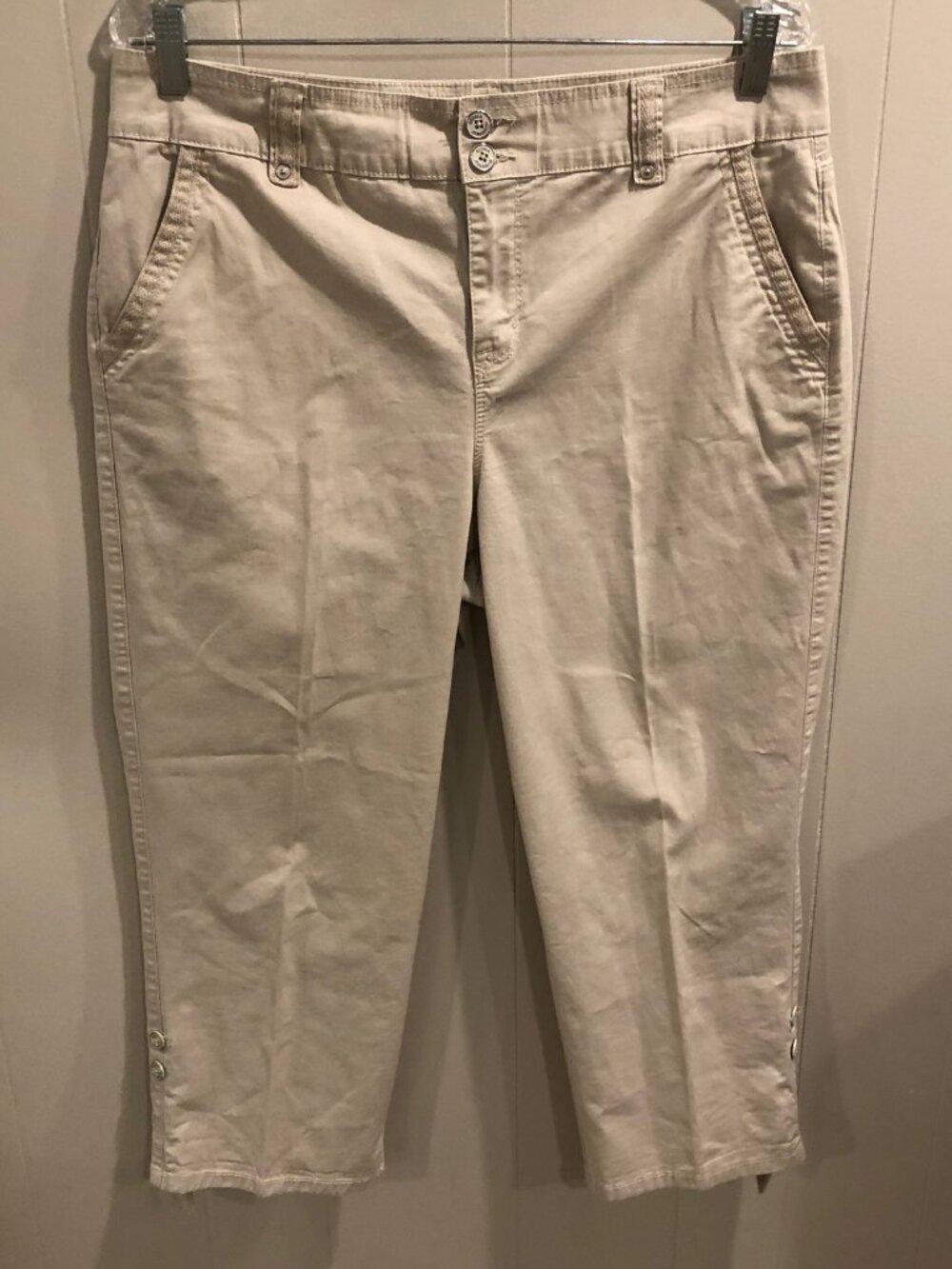 Gloria Vanderbilt Roll-Tab Capri Pants, Size 10
